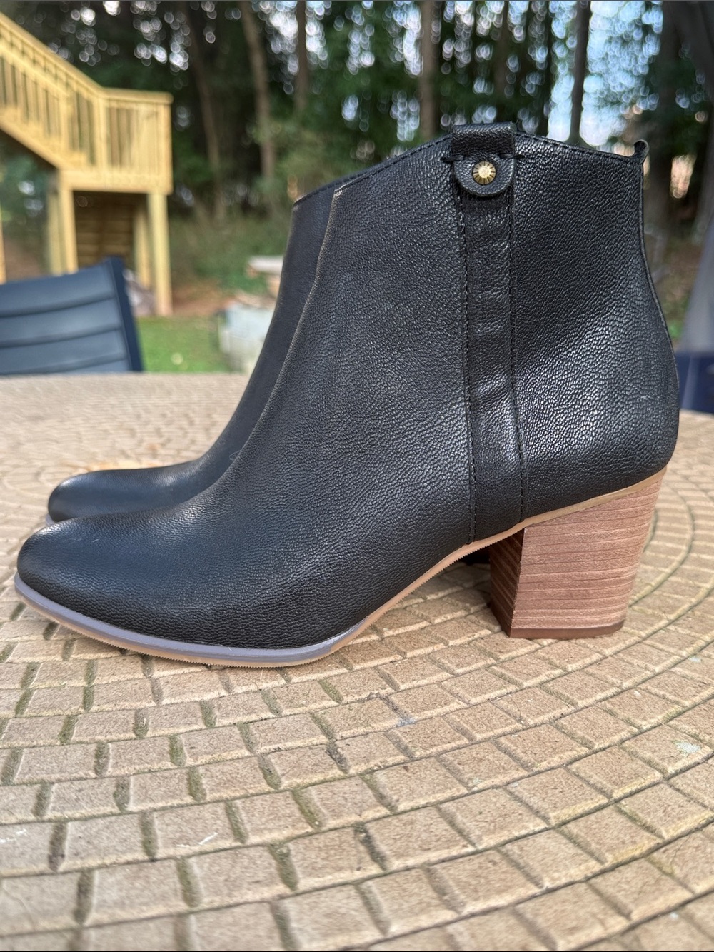 G.H. Bass & Co. Black Leather Ankle Boots with Stacked Heel, zipper Sz 7